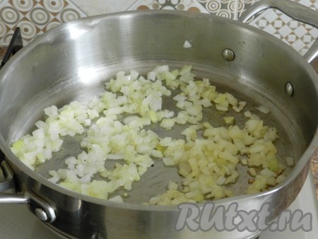 В сковороде разогреть растительное масло. Выложить лук, посолить, поперчить и обжарить лук до золотистого цвета, иногда помешивая.
