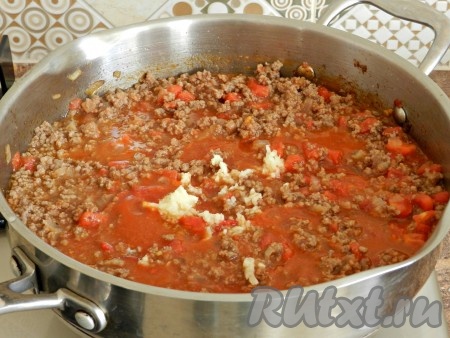 Влить в сковороду томатную пасту и оставшийся бульон, добавить зубчик чеснока, пропущенный через пресс. Если нужно, посолить и поперчить.
