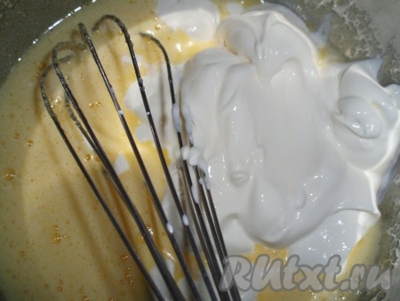 Затем в смесь яиц и сахара добавить сметану и крахмал.
