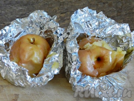 Запечь яблоки в разогретой духовке или аэрогриле при температуре 200 градусов в течение 20-30 минут.
