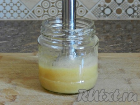 Чтобы яблочное пюре было однородным, измельчить его блендером, добавив мед. На этом этапе уже очень вкусно, но мы готовим горчицу.
