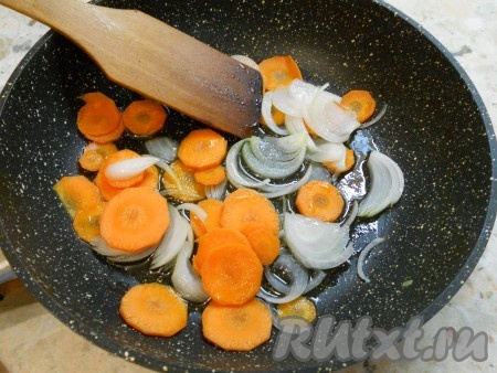 Лук репчатый нарезать полукольцами, морковь - тонкими кружочками. Сковороду разогреть с растительным маслом и обжарить лук с морковью в течение 3-4 минут, помешивая.
