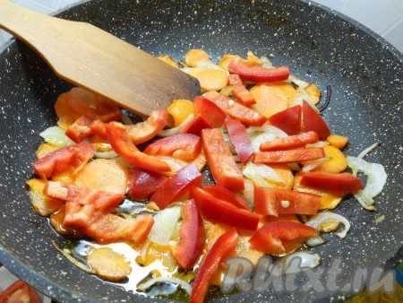 Добавить в сковороду нарезанный соломкой болгарский сладкий перец, чуть посолить, обжаривать все вместе на небольшом огне еще 3-4 минуты.
