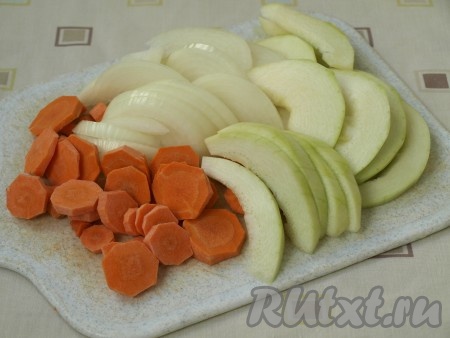 Очистить лук, морковь и кабачок. Лук нарезать полукольцами, кабачок - четвертинками, а морковь - кружочками. Нарезка должна быть достаточно крупной, чтобы овощи сохранили форму.
