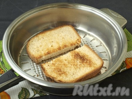 За это время разогреть сковороду и выложить на неё ломтики хлеба, подсушить с двух сторон. Никакого масла на сковороду лить не нужно. Хлеб должен немного подрумяниться. Затем горячий хлеб натереть чесноком с той стороны, на которую будет выкладываться начинка.
