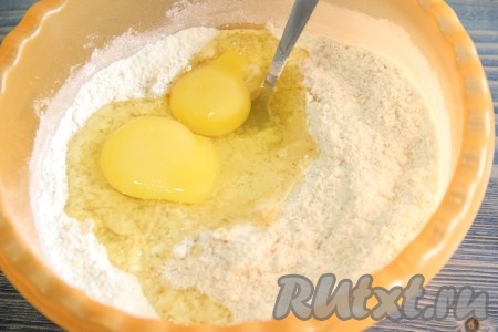  Затем добавить в миску яйца и перемешать. Я перемешивала тесто вилкой.