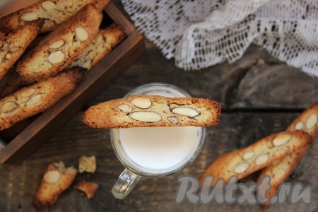 Готовое наивкуснейшее, хрустящее итальянское печенье "Кантуччини" хорошо остудить и подать с молочком, чаем или кофе.
