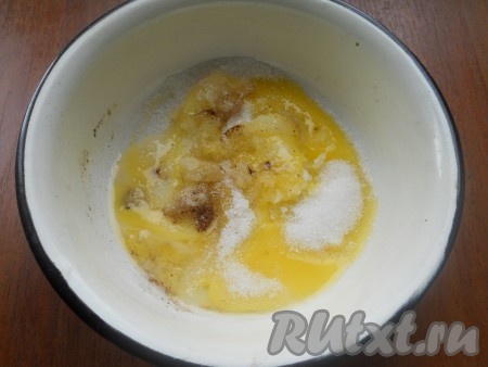 Яйца разделить на желтки и белки. К желткам добавить сахар, мускатный орех, ванильный сахар и разрыхлитель.
