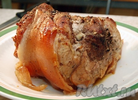 Выложить свинину, запеченную с чесноком в духовке, на блюдо и остудить.
