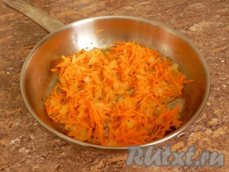 Лук нарезать кубиками, морковь натереть на терке. В сковороде разогреть масло, обжарить лук и морковь до золотистого цвета, иногда помешивая. Посолить и поперчить по вкусу.
