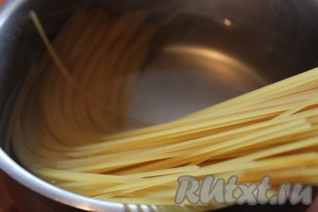 Макаронные изделия (я готовила спагетти) отварить в кипящей подсоленной воде на одну минуту меньше, чем указано на упаковке. Готовые спагетти откинуть на дуршлаг и дать немного остыть. Промывать не надо!