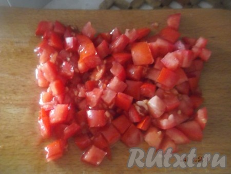 К обжаренным овощам добавляем мелко нарезанные помидоры.

