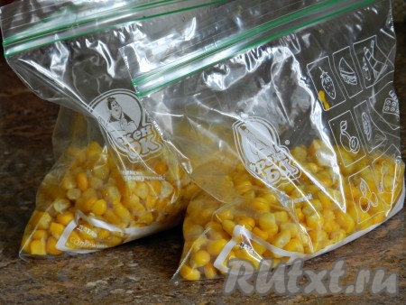 Затем разложить кукурузу по специальным пакетам, удалить из пакетов воздух и плотно закрыть.