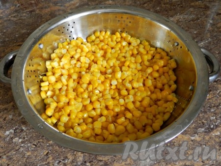 Затем слить на дуршлаг, обдать кукурузу холодной или еще лучше ледяной водой. Контраст температур сделает зерна более мягкими. Оставить кукурузу в дуршлаге, чтобы стекла вода и зерна обсохли.
