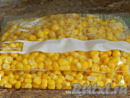 Пакеты убрать в морозильную камеру для замораживания. Кукуруза, замороженная в домашних условиях, станет прекрасной альтернативой покупной консервированной кукурузе.
