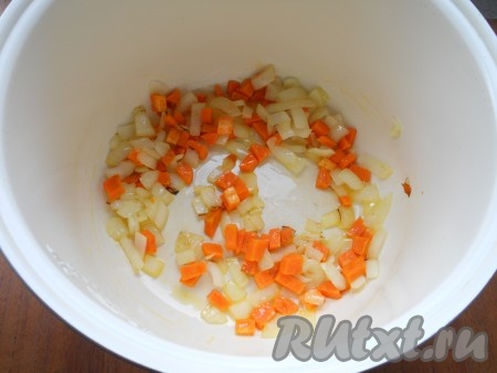 Лук репчатый и морковь очистить, нарезать небольшими кубиками. В чашу мультиварки влить растительное масло, выложить лук с морковью и выставить программу "Жарка" на 20 минут. Готовить, иногда помешивая.