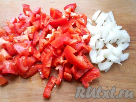 Лук и очищенный от семян болгарский перец нарезать средними кусочками, помидоры - кубиками.
