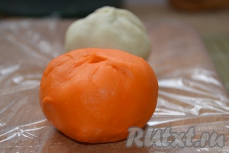 Нижним тестом покрыть шарик и защипать сверху. Получится 6 оранжевых и 6 белых шариков. Каждый шарик замотать в пищевую пленку и отправить в холодильник на 20 минут.
