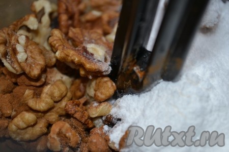 Для приготовления начинки очищенные грецкие орехи смешать с 5 столовыми ложками сахарной пудры и корицей, пробить блендером до мелкой крошки. Добавить яичный белок и еще раз перемешать.
