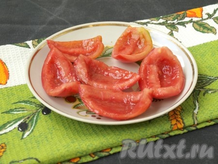 Разрезать на дольки помидоры, вырезать мякоть с семечками. Помидоры лучше выбирать плотные и не очень сочные. Отлично подойдёт сорт "сливка". Выложить помидоры к моркови.
