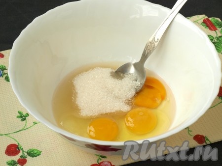 В миску разбить яйца, добавить сахар и ванилин. Взбить массу венчиком или погружным блендером до пышной пены.