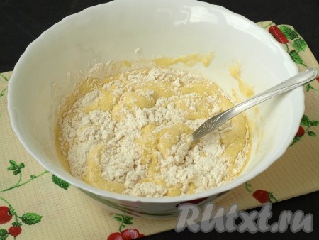 К яичной смеси добавить просеянную муку и размешать тесто лопаткой. Затем влить сливки и снова хорошо перемешать тесто. Тесто получится воздушным, как обычное бисквитное тесто.
