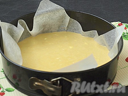 Застелить пергаментом форму для выпечки, смазать кусочком сливочного масла и вылить туда подготовленное тесто.
