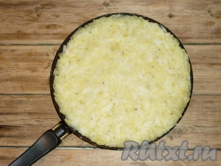 Сковороду диаметром 24-26 см разогреть с растительным и сливочным маслом, дождаться, пока сливочное масло растает и выложить картофель. Разровнять лопаткой, прижимая, чтобы картофельный слой стал более плотным. 
