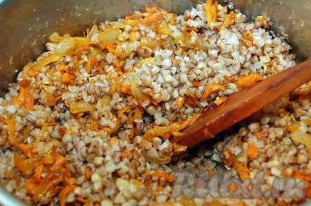 Теперь смешаем готовую гречневую кашу с обжаренными морковью и луком. Посолим - поперчим. Начинка готова, отставим ее остужаться.