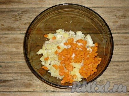 Такими же кубиками нарезать морковь и добавить к картофелю. 