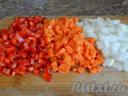 Для приготовления супа необходимо заранее сварить мясной или куриный бульон. Я приготовила бульон из домашней курицы. Лук, морковь и перец очистить и нарезать небольшими кубиками.
