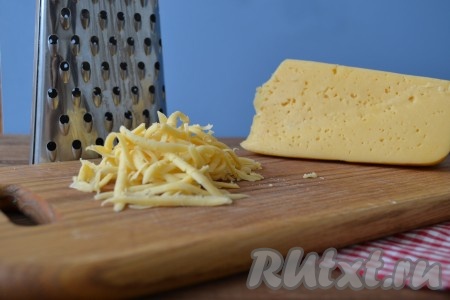 На средней терке натереть сыр. Можно использовать и сыры твёрдых сортов, и более мягкие сыры: фету, брынзу или сыр "Здоровье".

