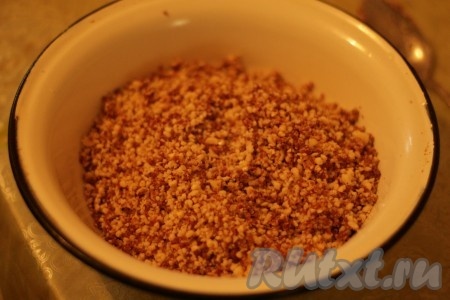 Пересыпать молотый арахис в миску и продолжить измельчать погружным блендером.