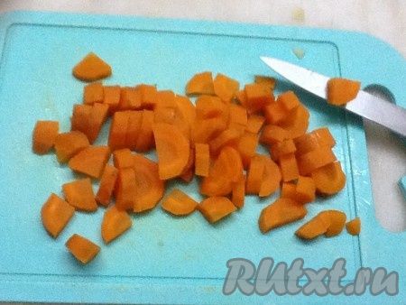 Морковь нарезаем кусочками.