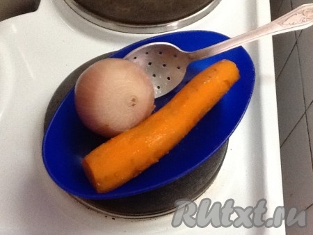 Через 20 минут после начала варки крылышек, достаём луковицу и морковь из бульона. Луковицу выбрасываем, а морковь нарезаем кусочками.