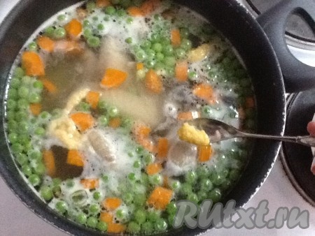 Начинаем выкладывать клецки в куриный суп маленькой ложечкой, нагрев ее в бульоне несколько секунд, чтобы не прилипало тесто.
