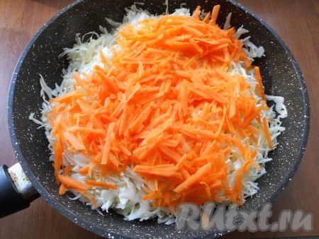 Капусту выложить на разогретую с растительным маслом сковороду, добавить морковь.