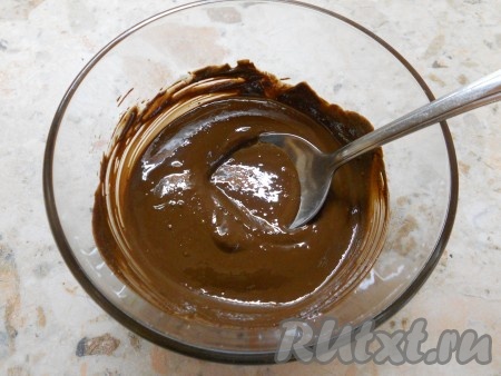 Дать белковому крему остыть. А пока довести сливки до кипения, добавить к ним поломанный кусочками шоколад, размешать до однородности. Шоколадную массу остудить.
