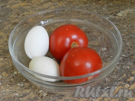 Отварить яйца, помидоры вымыть. 