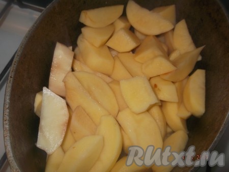 Затем очищенный и нарезанный на дольки картофель добавляем к мясу.
