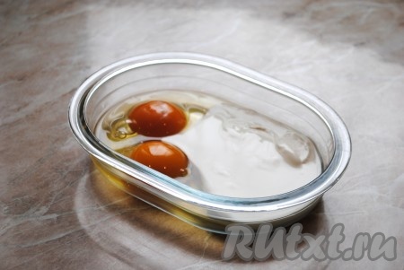 Яйца соединить со сметаной, добавить щепотку соли и хорошо размешать вилкой до однородной массы. 