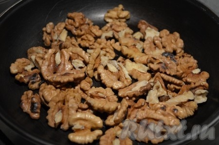 Грецкие орехи обжариваем на сухой сковороде.
