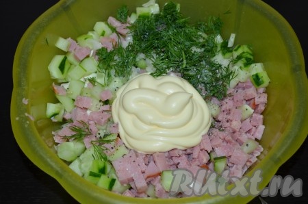 Сложить свежие огурцы, яйца и ветчину в миску, добавить нарезанную зелень, посолить, поперчить салат по желанию, заправить майонезом.
