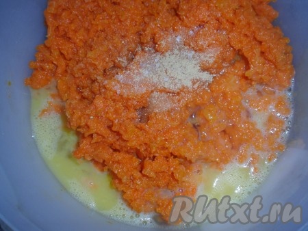 К измельченной моркови добавить слегка взбитые яйца, соль, сахар, молотый имбирь, тщательно перемешать.
