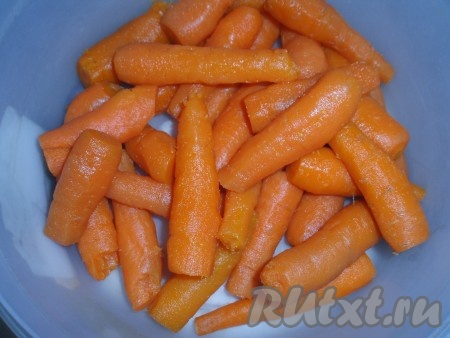 Морковь отварить, очистить.
