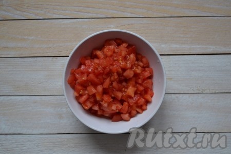 На помидорах сделать крестовые надрезы, обдать кипятком и снять кожицу. Нарезать помидоры мелкими кубиками.
