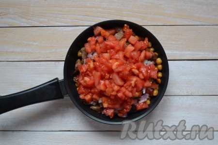 Выложить в сковороду помидоры, добавить по вкусу соль, паприку, сушеный базилик, перемешать.
