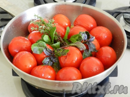 Добавить к помидорами травы, перемешать очень аккуратно, чтоб не давить помидоры, и готовить еще 10 минут.

