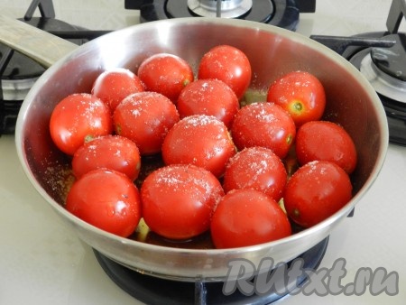 В сковороду влить масло, выложить помидоры, посолить. Обжарить помидоры в течение 7-10 минут, встряхивая сковороду, чтобы помидоры переворачивались..