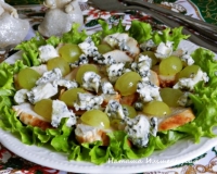 Салат с курицей, виноградом и сыром